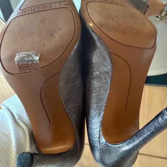 Pre-Loved Nine West Silver/Bronze Metallic Pumps - Size 7 - Picture 5 of 5